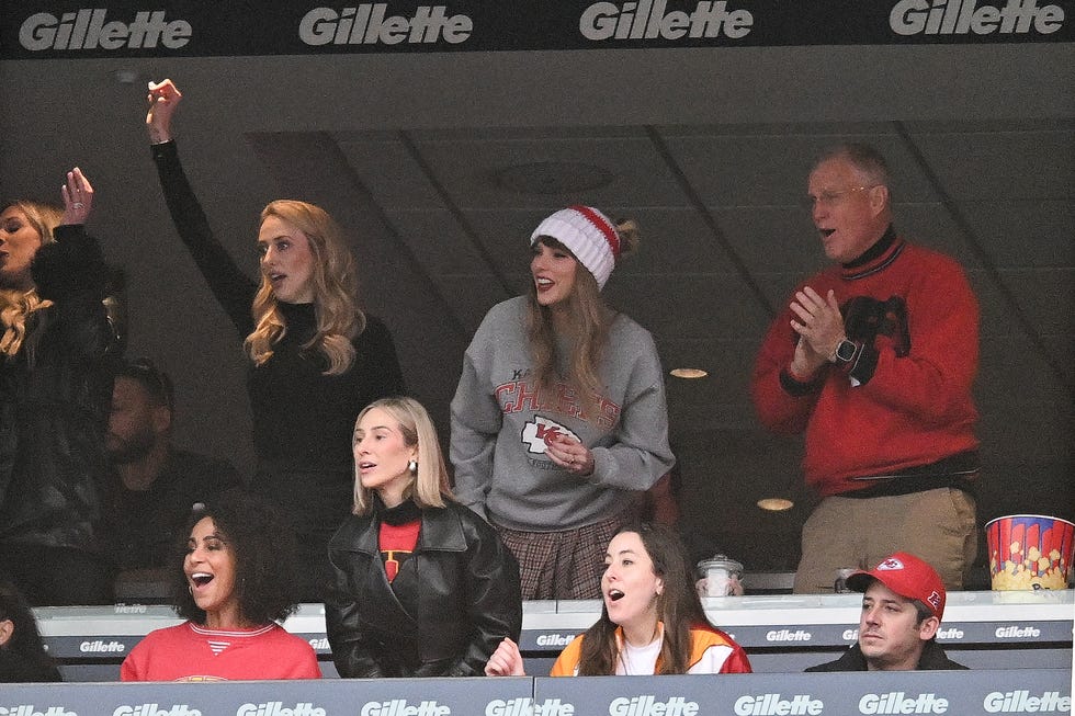 taylor swift and dad at kansas city chiefs v new england patriots