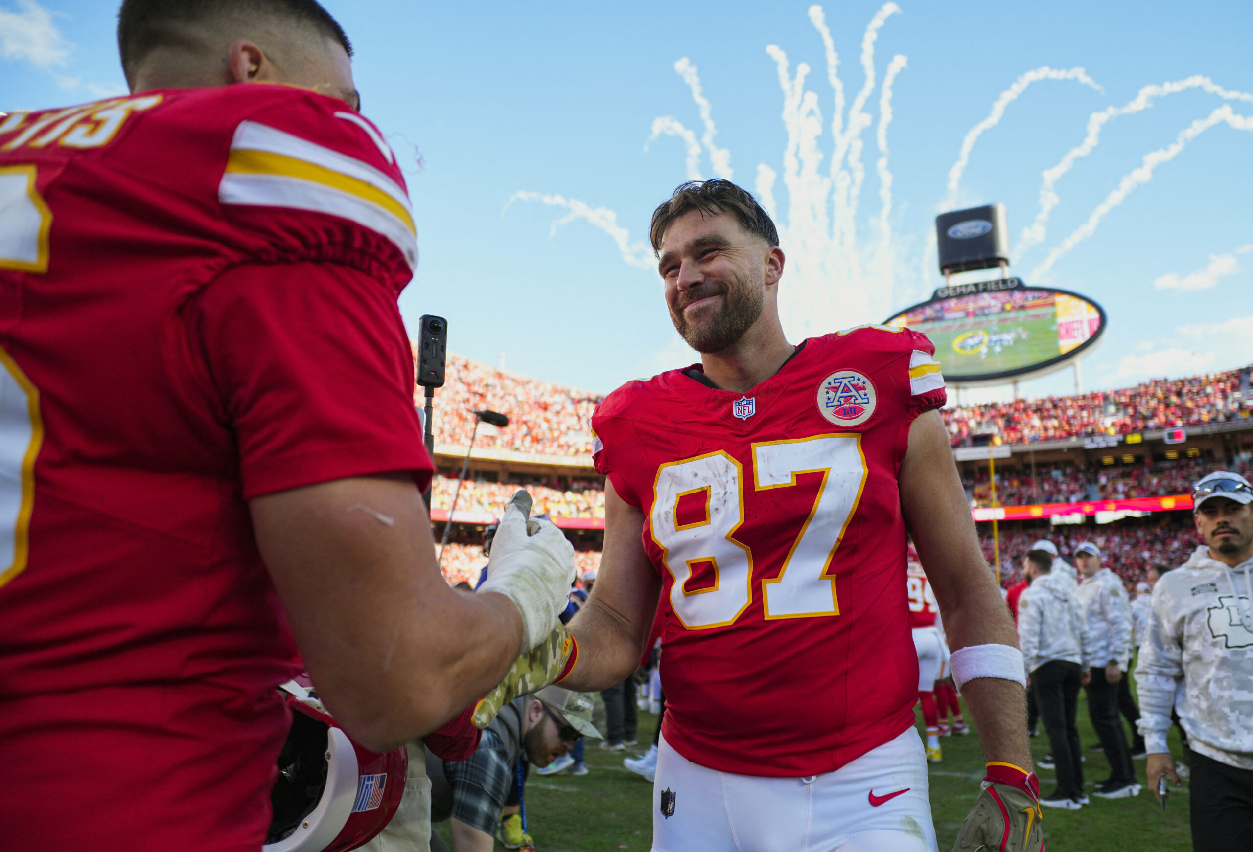 Travis Kelce playing football