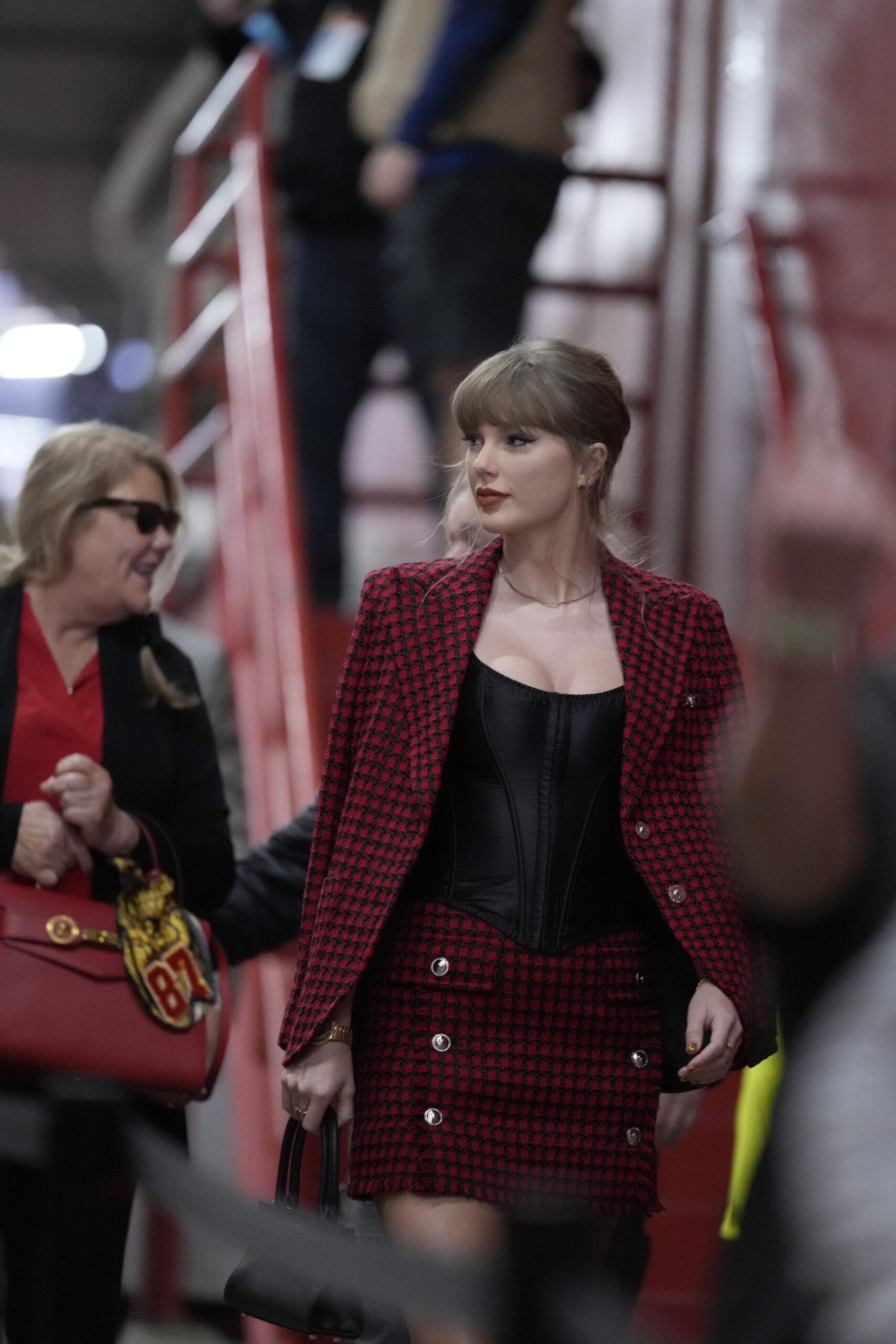 Andrea Swift and Taylor Swift walking together